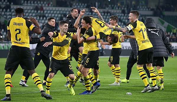 Die Spieler von Borussia Dortmund feiern den 1:0-Sieg beim VfL Wolfsburg.