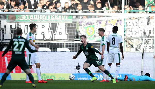 Yannick Gerhardt bejubelt seinen Treffer zum 1:0 für Wolfsburg in Gladbach.