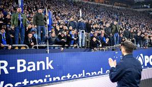 Schalke-Trainer Domenico Tedesco nach dem Düsseldorf-Spiel vor der Nordkurve.