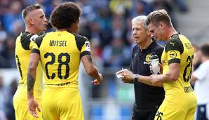 Im Gespräch mit seinen Spielern: BVB-Trainer Lucien Favre beim 1:1 seiner Dortmunder gegen Hoffenheim.