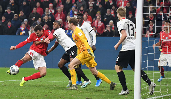 Adam Szalai zieht aus der Drehung ab und erzielt das 2:1 für Mainz 05.