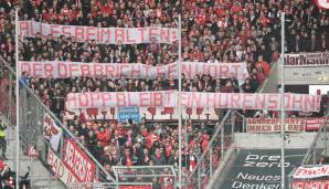 In der 67. Minute entrollen die Fans im Bayern-Block ein großes Schmäh-Banner. Ziel der sogenannten Fans: Der DFB - aber auch Dietmar Hopp.