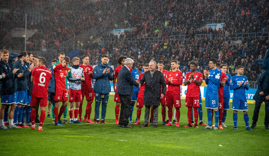 Beim Spiel zwischen 1899 und dem FC Bayern gerät das Sportliche in den Hintergrund: Nach Schmäh-Plakaten gegen Dietmar Hopp steht das Spiel vor dem Abbruch. Es folgt ein Nichtangriffspakt - und eine beispiellose Solidarisierung. Die Bilder des Tages.