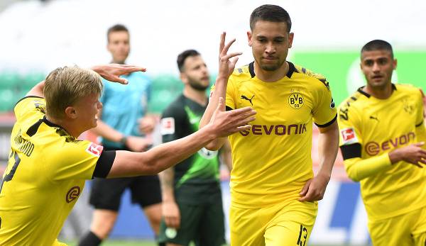 Raphael Guerreiro (M.) jubelt nach seinem Führungstreffer gegen den VfL Wolfsburg.