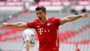 Die Bayern gewinnen am 33. Spieltag trotz Rotation souverän gegen den SC Freiburg. Während Torjäger vom Dienst Robert Lewandowski wieder überragt, wackelt ein Edel-Reservist. Die Noten.