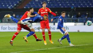 Dragovic schubst, Thiaw (2. von li) köpfelt ins eigene Tor: Das 0:1 des FC Schalke gegen Leverkusen.