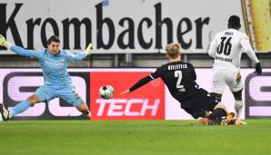 58. Minute auf der Bielefelder Alm: Gladbachs Schweizer Stürmer Breel Embolo (r.) erzielt das einzige Tor des Nachmittags.