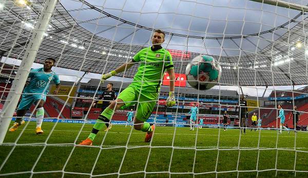 Keine Chance für Lukas Hradecky: Ridle Baku trifft zum Sieg für den VfL Wolfsburg gegen Bayer Leverkusen.