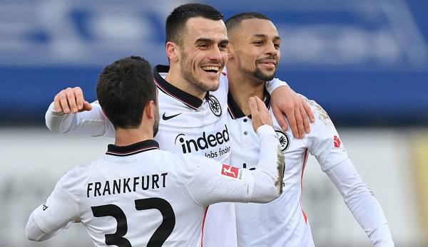 Hat gut lachen: Filip Kostic (M.) erzielte ein Traumtor gegen Arminia Bielefeld.