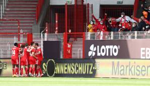 Unions Spieler feiern gemeinsam mit den Fans Marvin Friedrich Tor zum 1:1 gegen Leipzig.