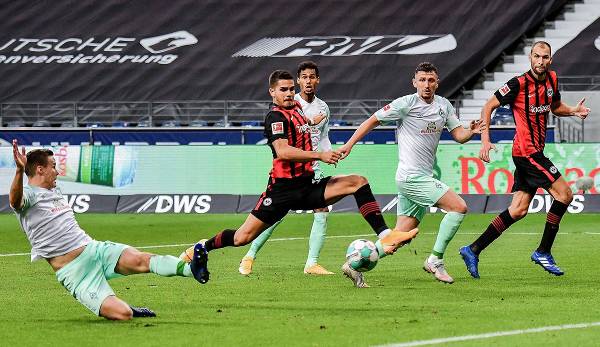 Frankfurts Andre Silva (M.) trifft zum 1:1 gegen Werder Bremen.