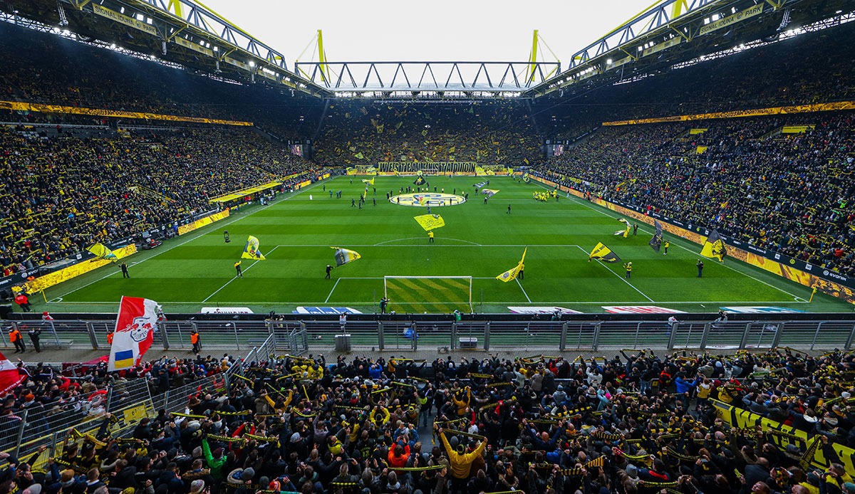 Borussia Dortmund hat bei der Rückkehr der Fans eine heftige Klatsche im ausverkauften Signal Iduna Park hinnehmen müssen. Der BVB verlor mit 1:4 gegen RB Leipzig. Die Noten und Einzelkritiken aller eingesetzter Borussen.