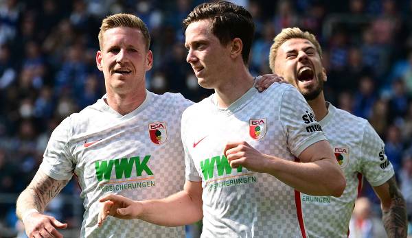 Die Augsburger Spieler bejubeln mit Michael Gregoritsch (Mi.) sein Tor zum 2:0 gegen den VfL Bochum