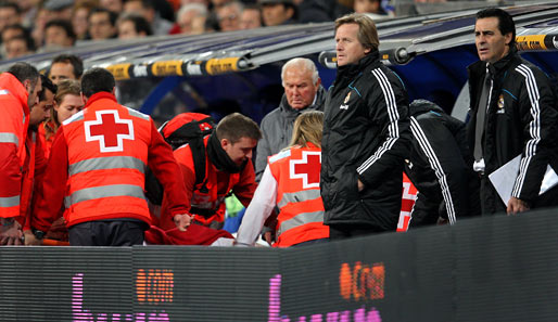 Real-Coach Bernd Schuster (2.v.r.) plagen vor dem Borissow-Spiel vor allem Verletzungssorgen