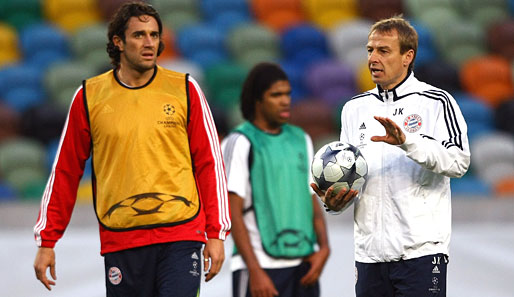 Luca Toni bekommt beim Abschlusstraining Anweisungen von Jürgen Klinsmann