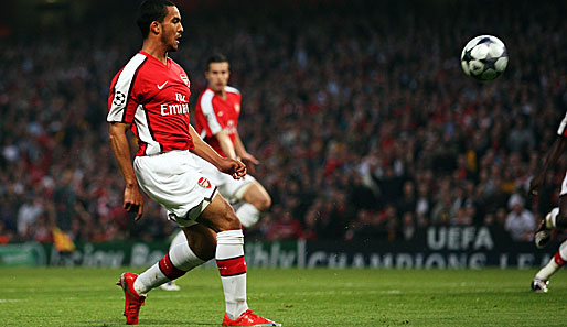 Mit gaaaaanz viel Gefühl erzielte Theo Walcott die Führung für Arsenal