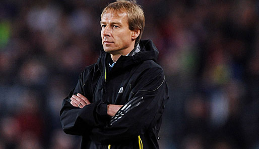 Jürgen Klinsmann ist die Anspannung während des Spiels gegen Barca anzumerken