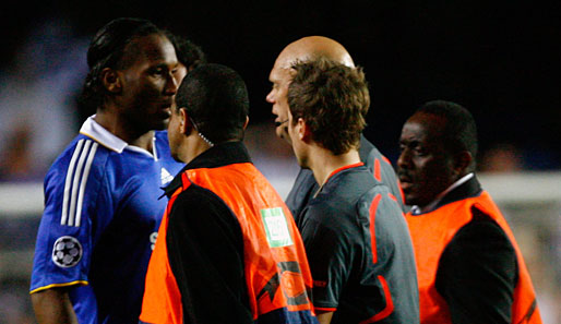 Didier Drogba (l.) diskutiert mit dem Schiedsrichter