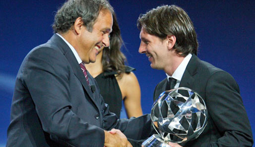 UEFA-Präsident Michel Paltini (l.) überreichte Barcelonas Lionel Messi die Trophäe