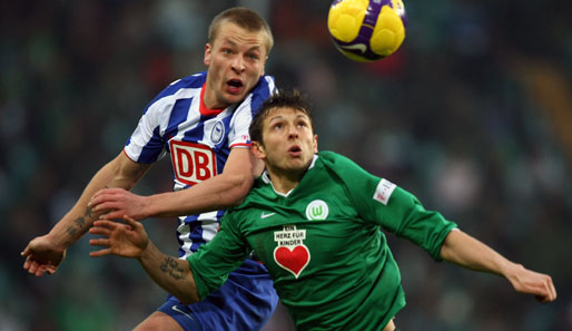 Sergej Karimow (r.) ist der einzige "Local Player" in der Mannschaft des VfL Wolfsburg