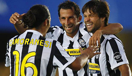 Hasan Salihamidzic (M.) feiert mit Juventus Neuzugang Diego (r.) und Mauro Camoranesi