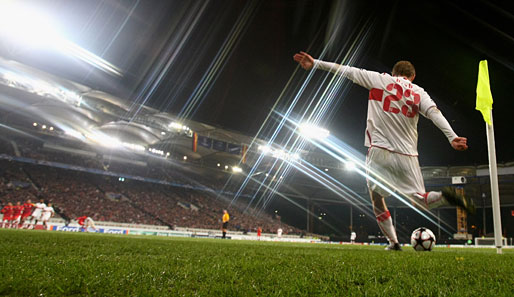 Alexander Hleb bei der Ausführung eines Eckballs gegen den FC Sevilla