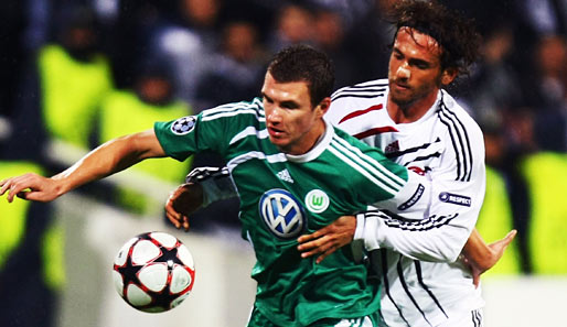 Besiktas' Kas (r.) hatte mit Wolfsburgs Dzeko so seine lieben Probleme