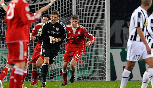 Hans-Jörg Butt (m.) erzielte per Elfmeter das 1:1 gegen Juventus Turin