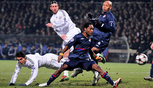 Jean Makoun (M.) erzielte im Hinspiel den 1:0-Siegtreffer für Olympique Lyon