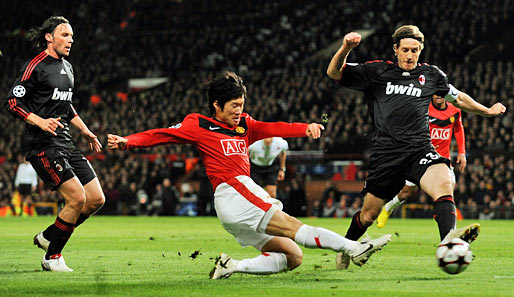 Ji-Sung Park gibt dem AC Milan mit dem Treffer zum 3:0 den Rest