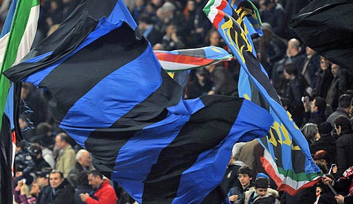 Etliche Fans von Inter Mailand beweisen Stehvermögen