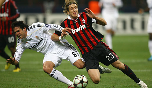 Hartes Duell zwischen Kaka (l.) und Ambrosini. Letzes Jahr siegte Milan mit 3:2 in Madrid