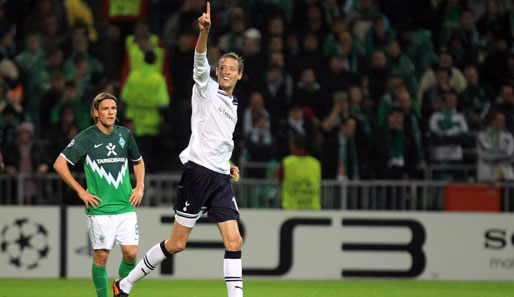 Peter Crouch (M.) erzielte im Hinspiel einen Treffer gegen Werder Bremen und Clemens Fritz