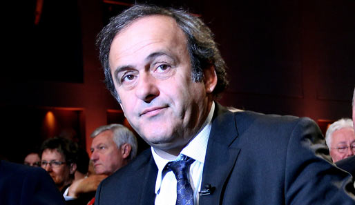 Die UEFA um Boss Michel Platini gedenkt mit einer Schweigeminute an die Opfer des Erdbeebens