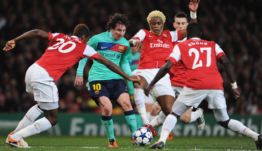 Alle gegen Einen: Im Hinspiel wurde Lionel Messi von Arsenal gut aus dem Spiel genommen