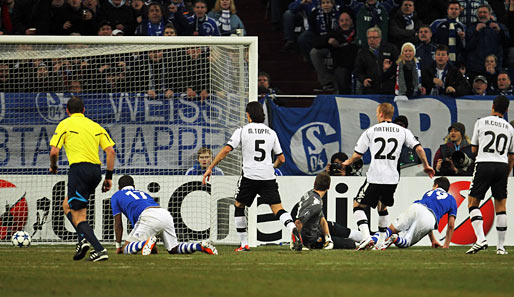 Mit Doppel-Pfosten: Schalke-Stürmer Mario Gavranovic (2.v.r.) erzielte das 2:1 für Königsblau