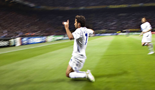 Schalkes Raul feiert seinen Treffer zum 3:2 bei Inter Mailand