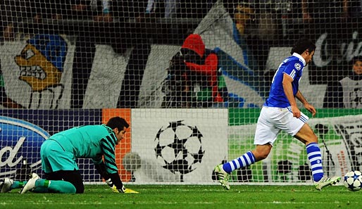 Der Anfang vom Ende: Schalke tanz Inter-Keeper Julio Cesar aus und schiebt zum 1:0 ein