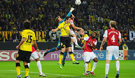BVB-Keeper Roman Weidenfeller faustet einen Eckball des FC Arsenal aus der Gefahrenzone