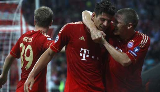 Die Bayern-Spieler Mario Gomez und Bastian Schweinsteiger (r.) wollen auch in Neapel jubeln