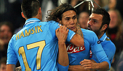 Edinson Cavani (M.) erzielte beide Tore bei Neapels Sieg gegen Manchester City