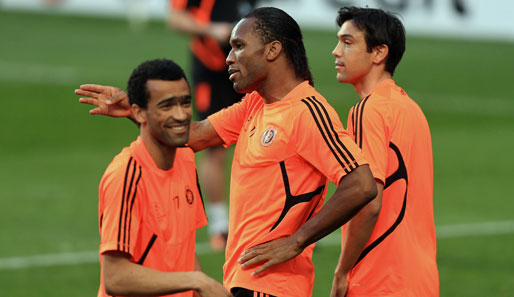 Goalgetter Didier Drogba (M.) und seine Kollegen wollen gegen Benfica weiterkommen
