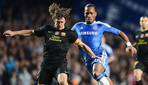 Didier Drogba (r.) im Duell mit Carlos Puyol schoss Chelsea 1:0 in Führung