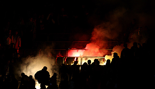 Auf den Tribünen der Allianz Arena wurden wieder Feuerwerkskörper abgebrannt