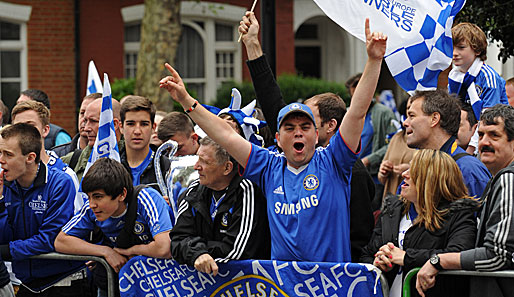 Die Fans des FC Chelsea standen zu tausenden am Straßenrand und feierte ihren Klub