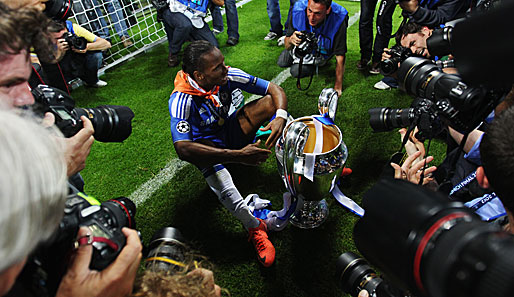 Diedier Drogba (M.) und der Champions-League-Pokal waren die Hauptattraktionen nach dem Spiel