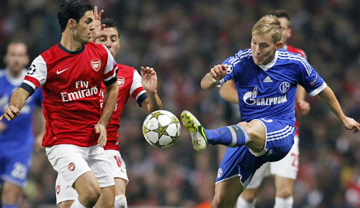 Schalkes Lewis Holtby (r.) im Duell mit Arsenals Mikel Arteta