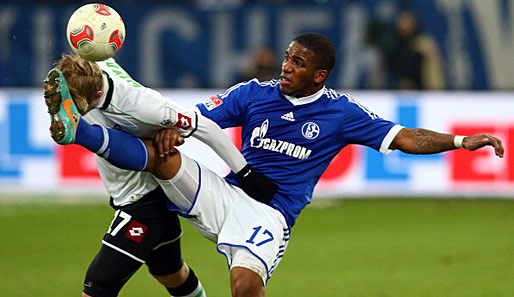 Schalkes Jefferson Farfan (r.) gegen Gladbachs Oscar Wendt (l.)