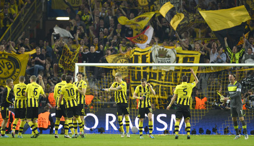 Nach dem herausragenden Erfolg gegen Real feiert die Dortmunder mit den Fans