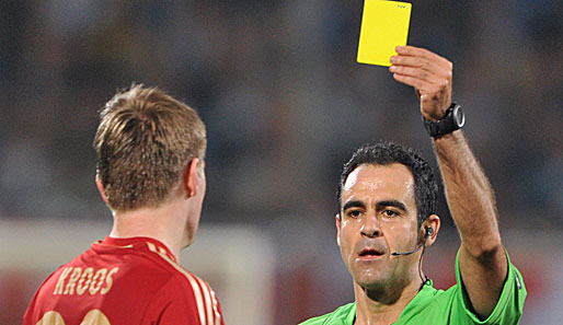 Carlos Velasco Carballo (r.) zeigt Toni Kroos im CL-Spiel gegen Marseille 2012 die Gelbe Karte